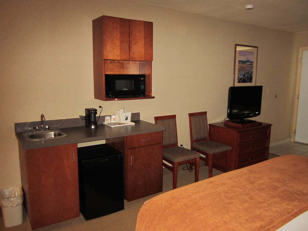 Super 8 By Wyndham Fort Nelson Bc Eksteriør billede