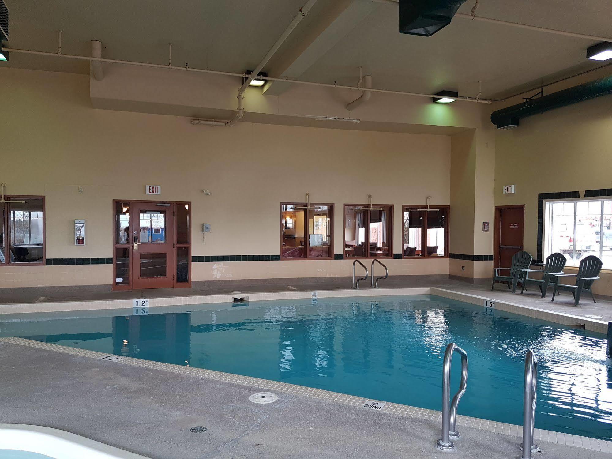 Super 8 By Wyndham Fort Nelson Bc Eksteriør billede